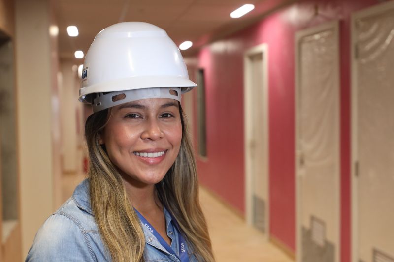 Caroline Corrêa - Fiscal da obra / engenheira SEOP <div class='credito_fotos'>Foto: Marcelo Lelis / Ag. Pará &nbsp;&nbsp;|&nbsp;&nbsp; <a href='/midias/2024/originais/18032_1097634d-9fd6-769f-6ec7-41258c1c51b7.jpg' download><i class='fa-solid fa-download'></i> Download</a></div>