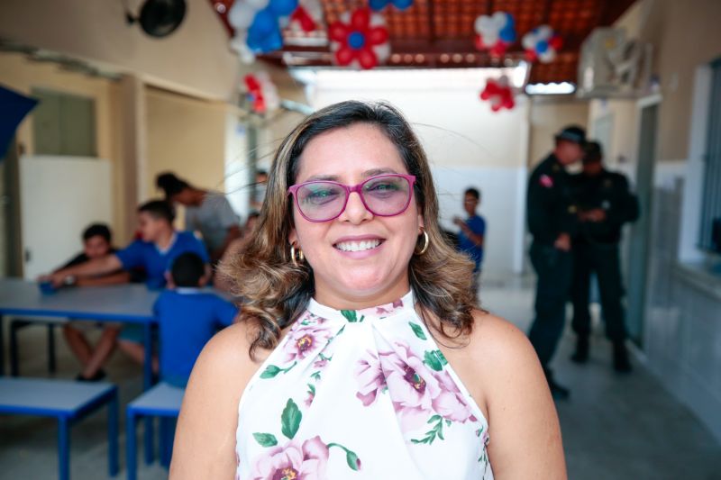 Dejane Arnaud, diretora escolar <div class='credito_fotos'>Foto: Marco Santos / Ag. Pará &nbsp;&nbsp;|&nbsp;&nbsp; <a href='/midias/2024/originais/18236_576477e8-8734-143f-41ff-fc123917ff6d.jpg' download><i class='fa-solid fa-download'></i> Download</a></div>
