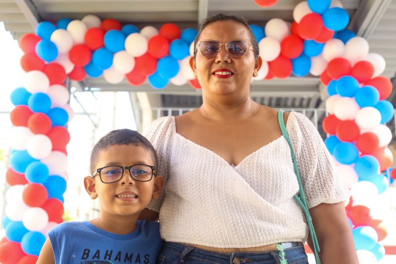 Suelen da Cruz, mãe do aluno Paulo Rafael da Cruz <div class='credito_fotos'>Foto: Bruno Cecim / Ag.Pará &nbsp;&nbsp;|&nbsp;&nbsp; <a href='/midias/2024/originais/18237_8720def1-7318-cef1-7782-b482b51b35de.jpg' download><i class='fa-solid fa-download'></i> Download</a></div>