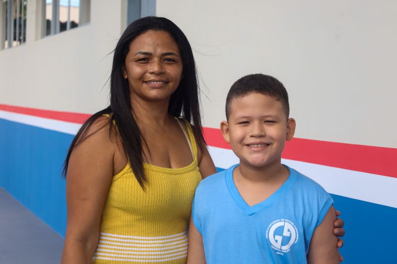 Taciane de Souza Viana , mae do aluno Yan Henrique <div class='credito_fotos'>Foto: Bruno Cecim / Ag.Pará &nbsp;&nbsp;|&nbsp;&nbsp; <a href='/midias/2024/originais/18237_9b40854b-e81a-895e-de13-d955b005bdd9.jpg' download><i class='fa-solid fa-download'></i> Download</a></div>