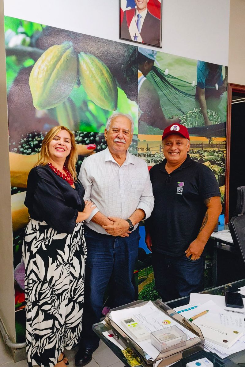 produtos de Indicação Geográfica
Amêndoa de cacau de Tomé-Açu;
Farinha de Bragança;
Queijo do Marajó;
Waraná e o bastão de Waraná (guaraná) da Terra Indígena Andirá-Marau.

Legenda da foto da reunião:
Secretário da Sedap, Giovanni Queiroz, coordenadora do Fórum de IG e MC do Pará, Márcia Tagore, e Nazareno Alves, empresário e presidente da Amaçaí <div class='credito_fotos'>Foto: ASCOM / SEDAP &nbsp;&nbsp;|&nbsp;&nbsp; <a href='/midias/2024/originais/18713_e79c7c44-bf15-c28a-c129-45d56a40b91a.jpg' download><i class='fa-solid fa-download'></i> Download</a></div>