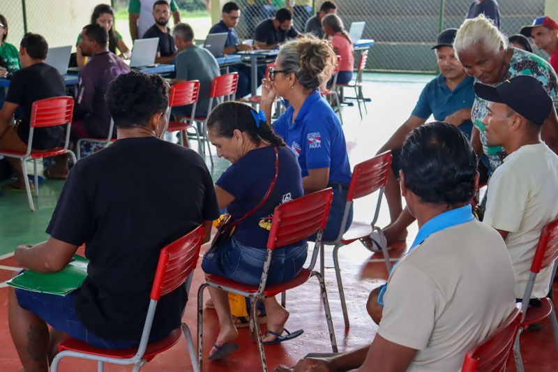 MOJU - Mutirão Regulariza Pará / FOTOS: Antonio Darwich/Ascom-Semas

Semas faz Mutirão do Regulariza Pará em comunidades de Moju
 <div class='credito_fotos'>Foto: ASCOM / SEMAS &nbsp;&nbsp;|&nbsp;&nbsp; <a href='/midias/2024/originais/18746_9797dfc5-6229-caf8-2be4-8ab3991ba3c3.jpg' download><i class='fa-solid fa-download'></i> Download</a></div>