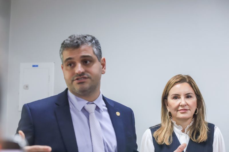 Ricardo Sefer, a procuradora-geral <div class='credito_fotos'>Foto: Bruno Cruz / Ag. Pará &nbsp;&nbsp;|&nbsp;&nbsp; <a href='/midias/2024/originais/18863_9622b156-28d6-dd09-d4b0-8762fdf32414.jpg' download><i class='fa-solid fa-download'></i> Download</a></div>