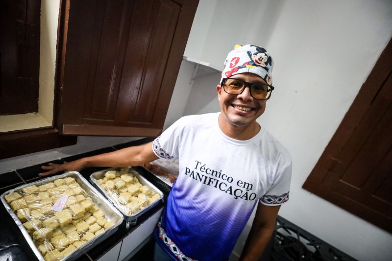 Leonardo Cunha - Aluno do curso técnico de panificação <div class='credito_fotos'>Foto: Marcelo Lelis / Ag. Pará &nbsp;&nbsp;|&nbsp;&nbsp; <a href='/midias/2024/originais/18885_d95d3657-bc91-da08-1fc1-b967578338f0.jpg' download><i class='fa-solid fa-download'></i> Download</a></div>
