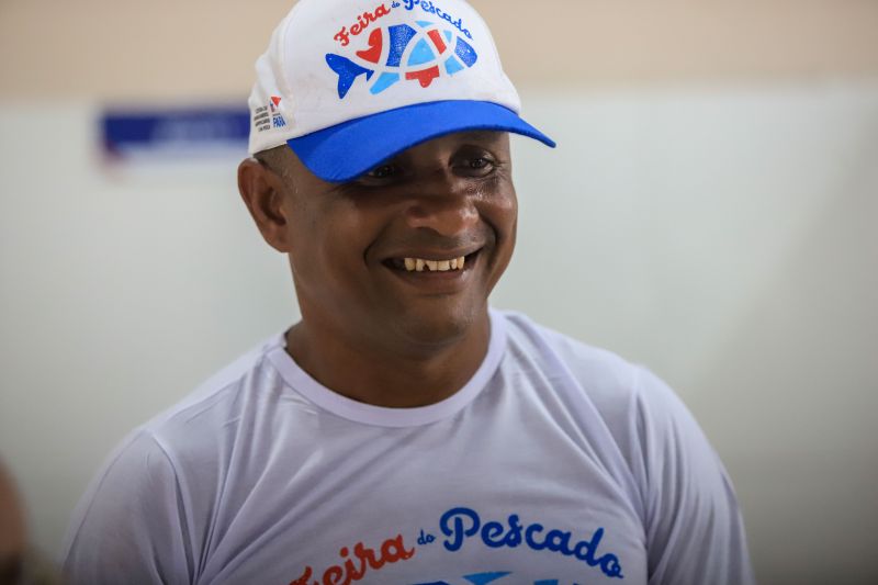 Cláudio Figueiredo vendedor de peixe <div class='credito_fotos'>Foto: Bruno Cruz / Ag. Pará &nbsp;&nbsp;|&nbsp;&nbsp; <a href='/midias/2024/originais/18886_8bf45f49-e63c-240b-a855-b65fb5d74911.jpg' download><i class='fa-solid fa-download'></i> Download</a></div>