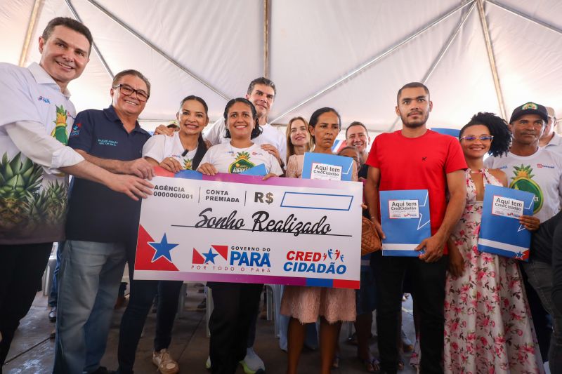 Governador com beneficiados em Floresta do Aragauaia, len