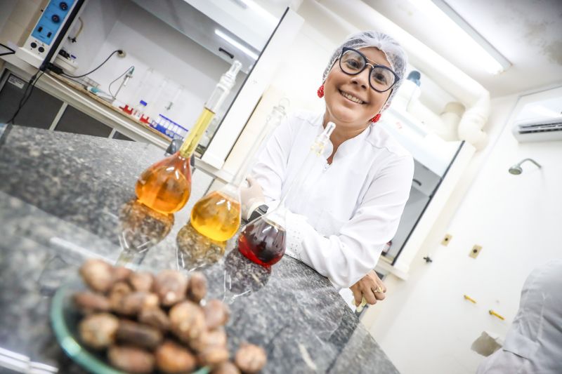 Ana Cláudia Araújo, doutoranda em química pela UFPA <div class='credito_fotos'>Foto: Marcelo Lelis / Ag. Pará &nbsp;&nbsp;|&nbsp;&nbsp; <a href='/midias/2024/originais/20037_66f4e374-d1c1-a81c-77ad-77760bd14474.jpg' download><i class='fa-solid fa-download'></i> Download</a></div>