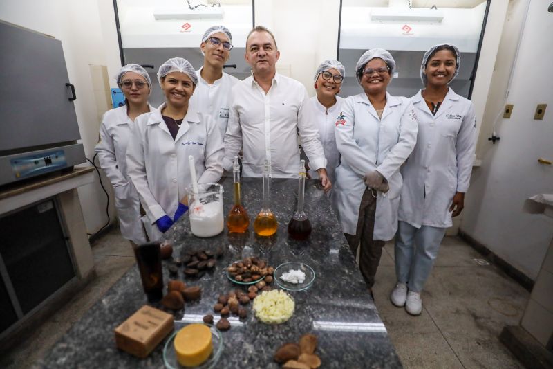 Cláudio Nahum Alves (centro), químico, coordenador do Laboratório de Recursos Naturais e Sustentabilidade da Amazônia e do projeto apoiado pela Fapespa - <div class='credito_fotos'>Foto: Marcelo Lelis / Ag. Pará &nbsp;&nbsp;|&nbsp;&nbsp; <a href='/midias/2024/originais/20037_6b7f414d-0f15-0fec-33fa-575fceb6298f.jpg' download><i class='fa-solid fa-download'></i> Download</a></div>
