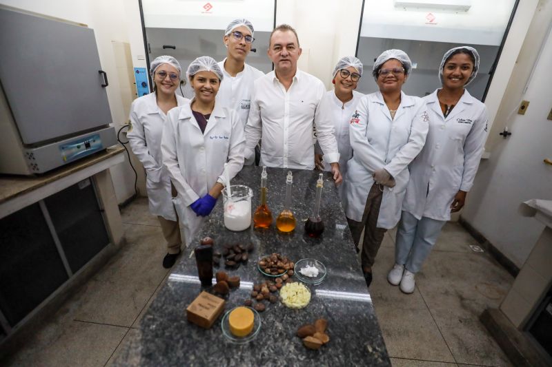 Cláudio Nahum Alves (centro), químico, coordenador do Laboratório de Recursos Naturais e Sustentabilidade da Amazônia e do projeto apoiado pela Fapespa -