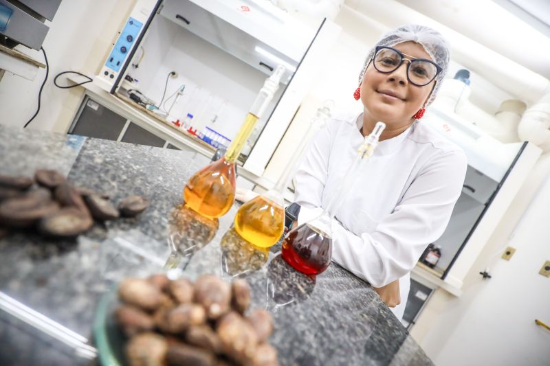 Ana Cláudia Araújo, doutoranda em química pela UFPA <div class='credito_fotos'>Foto: Marcelo Lelis / Ag. Pará &nbsp;&nbsp;|&nbsp;&nbsp; <a href='/midias/2024/originais/20037_ad0f60b7-413e-f5b3-dff7-ee8e708f865a.jpg' download><i class='fa-solid fa-download'></i> Download</a></div>