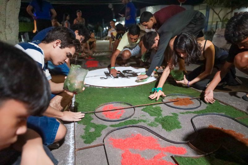 Tradição cultural e religiosa leva fiéis às ruas de Capanema para celebrar Corpus Christi 

FOTOS: ALEX RIBEIRO/AGPARÁ <div class='credito_fotos'>Foto: Alex Ribeiro / Ag. Pará &nbsp;&nbsp;|&nbsp;&nbsp; <a href='/midias/2024/originais/20055_0e406f8f-ea34-52b7-279e-794d0fefd37e.jpg' download><i class='fa-solid fa-download'></i> Download</a></div>