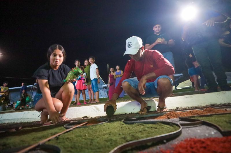Tradição cultural e religiosa leva fiéis às ruas de Capanema para celebrar Corpus Christi 

FOTOS: ALEX RIBEIRO/AGPARÁ <div class='credito_fotos'>Foto: Alex Ribeiro / Ag. Pará &nbsp;&nbsp;|&nbsp;&nbsp; <a href='/midias/2024/originais/20055_2d79be09-1d4f-49cc-8bd3-f8470d1014bc.jpg' download><i class='fa-solid fa-download'></i> Download</a></div>