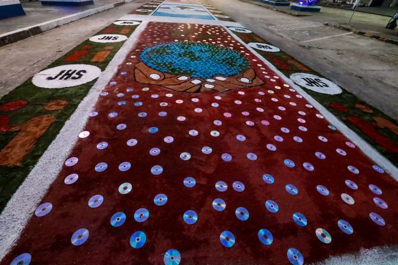Tradição cultural e religiosa leva fiéis às ruas de Capanema para celebrar Corpus Christi 

FOTOS: ALEX RIBEIRO/AGPARÁ <div class='credito_fotos'>Foto: Alex Ribeiro / Ag. Pará &nbsp;&nbsp;|&nbsp;&nbsp; <a href='/midias/2024/originais/20055_e8fe4795-e8f1-bc5f-ffac-43a6687fe50c.jpg' download><i class='fa-solid fa-download'></i> Download</a></div>