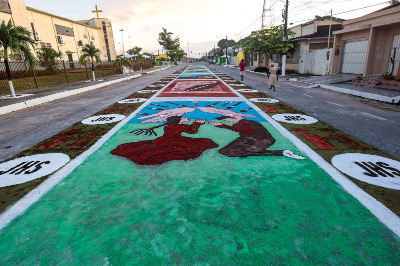 Tradição cultural e religiosa leva fiéis às ruas de Capanema para celebrar Corpus Christi 

FOTOS: ALEX RIBEIRO/AGPARÁ <div class='credito_fotos'>Foto: Alex Ribeiro / Ag. Pará &nbsp;&nbsp;|&nbsp;&nbsp; <a href='/midias/2024/originais/20055_e9755d57-2894-4fc3-84eb-8084c558eec5.jpg' download><i class='fa-solid fa-download'></i> Download</a></div>