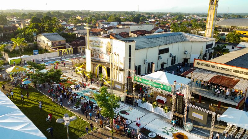 Tradição cultural e religiosa leva fiéis às ruas de Capanema para celebrar Corpus Christi 


Fotos: Augusto Miranda / AGPARÁ <div class='credito_fotos'>Foto: Augusto Miranda / Ag. Pará &nbsp;&nbsp;|&nbsp;&nbsp; <a href='/midias/2024/originais/20057_3e6d7ebd-5f15-24bb-1907-51f0713ed6b2.jpg' download><i class='fa-solid fa-download'></i> Download</a></div>