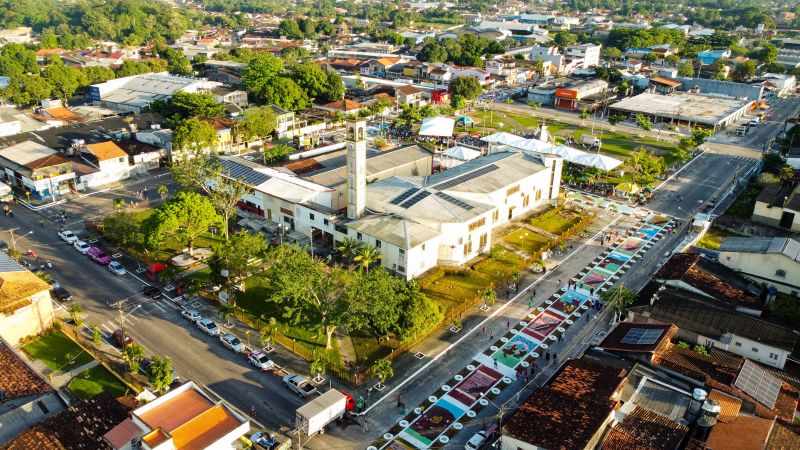 Tradição cultural e religiosa leva fiéis às ruas de Capanema para celebrar Corpus Christi 


Fotos: Augusto Miranda / AGPARÁ <div class='credito_fotos'>Foto: Augusto Miranda / Ag. Pará &nbsp;&nbsp;|&nbsp;&nbsp; <a href='/midias/2024/originais/20057_535eb85c-33f8-29e6-89d1-d12fc7114908.jpg' download><i class='fa-solid fa-download'></i> Download</a></div>