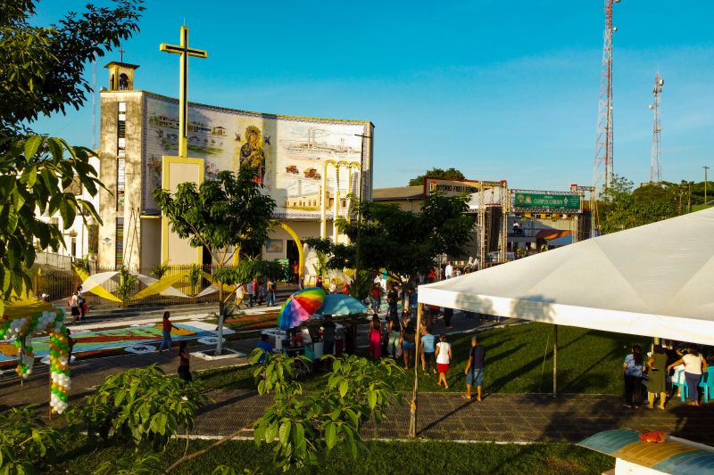 Tradição cultural e religiosa leva fiéis às ruas de Capanema para celebrar Corpus Christi 


Fotos: Augusto Miranda / AGPARÁ <div class='credito_fotos'>Foto: Augusto Miranda / Ag. Pará &nbsp;&nbsp;|&nbsp;&nbsp; <a href='/midias/2024/originais/20057_ba740f65-e87d-56e0-e5a3-2d124428adf3.jpg' download><i class='fa-solid fa-download'></i> Download</a></div>