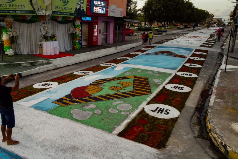 Tradição cultural e religiosa leva fiéis às ruas de Capanema para celebrar Corpus Christi 


Fotos: Augusto Miranda / AGPARÁ <div class='credito_fotos'>Foto: Augusto Miranda / Ag. Pará &nbsp;&nbsp;|&nbsp;&nbsp; <a href='/midias/2024/originais/20057_d41d1624-c4ad-1f0a-2109-79063f8c068c.jpg' download><i class='fa-solid fa-download'></i> Download</a></div>