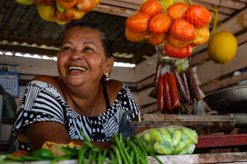 Tercia farias, feirante <div class='credito_fotos'>Foto: Pedro Guerreiro / Ag. Pará &nbsp;&nbsp;|&nbsp;&nbsp; <a href='/midias/2024/originais/20061_097190a3-3af6-f7d0-274e-966eefa4b20c.jpg' download><i class='fa-solid fa-download'></i> Download</a></div>