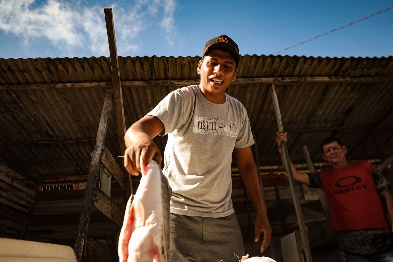 Fernando dos santos, feirante <div class='credito_fotos'>Foto: Pedro Guerreiro / Ag. Pará &nbsp;&nbsp;|&nbsp;&nbsp; <a href='/midias/2024/originais/20061_576d5a7a-bfbd-09b8-36f4-175e8755c777.jpg' download><i class='fa-solid fa-download'></i> Download</a></div>