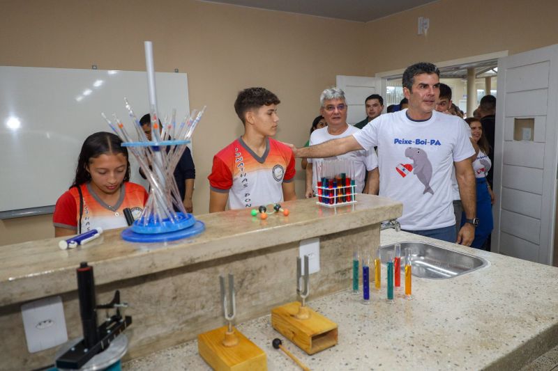 Agenda Gov PEIXE BOI - Fotos Pedro Guerreiro

PopulaÃ§Ã£o de Peixe-Boi comemora a entrega de nova escola Jonathas Pontes Athias <div class='credito_fotos'>Foto: Pedro Guerreiro / Ag. Pará &nbsp;&nbsp;|&nbsp;&nbsp; <a href='/midias/2024/originais/20066_78ff8f4f-862a-a72b-d9ec-2a78aa8a9bc4.jpg' download><i class='fa-solid fa-download'></i> Download</a></div>