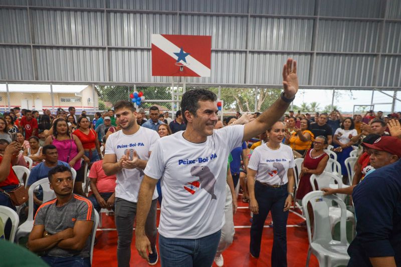Agenda Gov PEIXE BOI - Fotos Pedro Guerreiro

PopulaÃ§Ã£o de Peixe-Boi comemora a entrega de nova escola Jonathas Pontes Athias <div class='credito_fotos'>Foto: Pedro Guerreiro / Ag. Pará &nbsp;&nbsp;|&nbsp;&nbsp; <a href='/midias/2024/originais/20066_a3efa0f3-06d8-47d1-1137-e337e8356c29.jpg' download><i class='fa-solid fa-download'></i> Download</a></div>