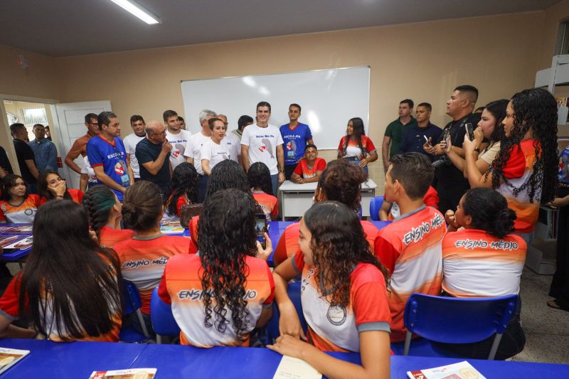 Agenda Gov PEIXE BOI - Fotos Pedro Guerreiro

PopulaÃ§Ã£o de Peixe-Boi comemora a entrega de nova escola Jonathas Pontes Athias <div class='credito_fotos'>Foto: Pedro Guerreiro / Ag. Pará &nbsp;&nbsp;|&nbsp;&nbsp; <a href='/midias/2024/originais/20066_d4022089-1c98-2a8f-f5ab-3a904ed8bf6c.jpg' download><i class='fa-solid fa-download'></i> Download</a></div>