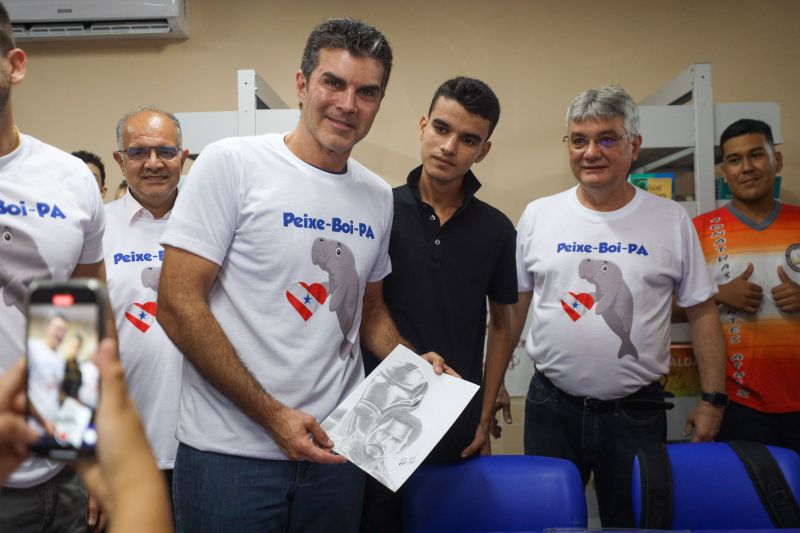 Agenda Gov PEIXE BOI - Fotos Pedro Guerreiro

PopulaÃ§Ã£o de Peixe-Boi comemora a entrega de nova escola Jonathas Pontes Athias <div class='credito_fotos'>Foto: Pedro Guerreiro / Ag. Pará &nbsp;&nbsp;|&nbsp;&nbsp; <a href='/midias/2024/originais/20066_da87253d-342b-4aeb-6784-3395f9cbe1f5.jpg' download><i class='fa-solid fa-download'></i> Download</a></div>