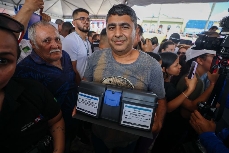 
Bragança - Entrega de Títulos de Terra - Entrega de CAR Validados para a Agricultura Familiar - Programa Regulariza Pará - Entrega de Motocicletas da Linha CredCidadão Mototaxista Pai D’Égua - Fotos Bruno Cecim/Agência Pará <div class='credito_fotos'>Foto: Bruno Cecim / Ag.Pará &nbsp;&nbsp;|&nbsp;&nbsp; <a href='/midias/2024/originais/20139_35fe8486-2434-e089-90a6-07058177c36a.jpg' download><i class='fa-solid fa-download'></i> Download</a></div>