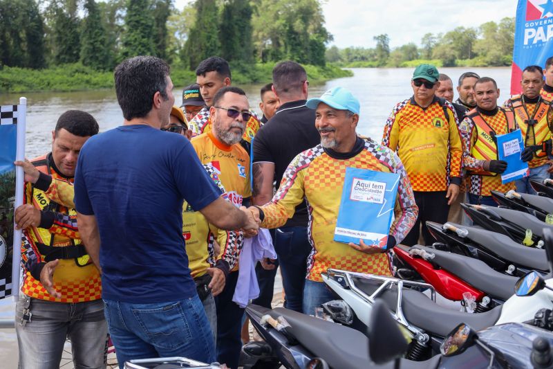 
Bragança - Entrega de Títulos de Terra - Entrega de CAR Validados para a Agricultura Familiar - Programa Regulariza Pará - Entrega de Motocicletas da Linha CredCidadão Mototaxista Pai D’Égua - Fotos Bruno Cecim/Agência Pará <div class='credito_fotos'>Foto: Bruno Cecim / Ag.Pará &nbsp;&nbsp;|&nbsp;&nbsp; <a href='/midias/2024/originais/20139_3fcbea8c-d2ff-a6ca-08aa-e8c6ca216f81.jpg' download><i class='fa-solid fa-download'></i> Download</a></div>