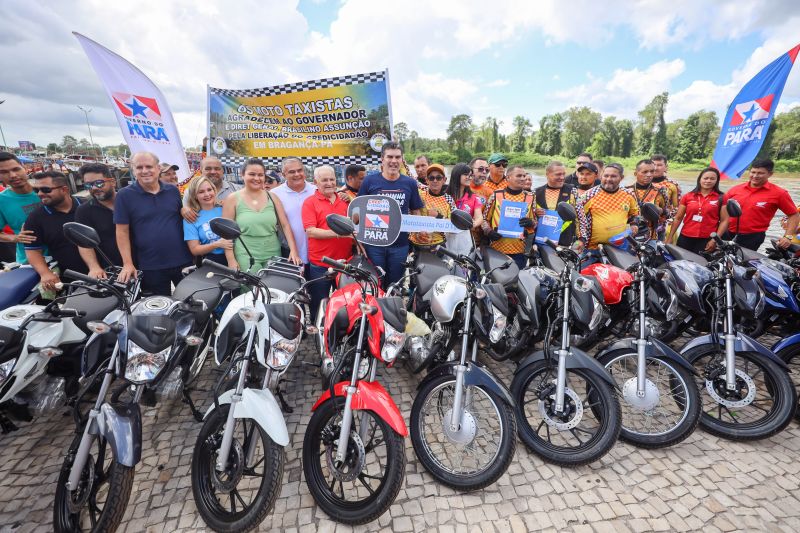 
Bragança - Entrega de Títulos de Terra - Entrega de CAR Validados para a Agricultura Familiar - Programa Regulariza Pará - Entrega de Motocicletas da Linha CredCidadão Mototaxista Pai D’Égua - Fotos Bruno Cecim/Agência Pará <div class='credito_fotos'>Foto: Bruno Cecim / Ag.Pará &nbsp;&nbsp;|&nbsp;&nbsp; <a href='/midias/2024/originais/20139_55e6013f-4f7f-f2e0-667f-975c104e499d.jpg' download><i class='fa-solid fa-download'></i> Download</a></div>