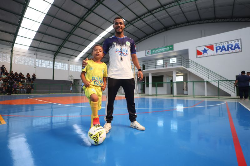 José Miguel (criança) Adriano Mendes (professor) 