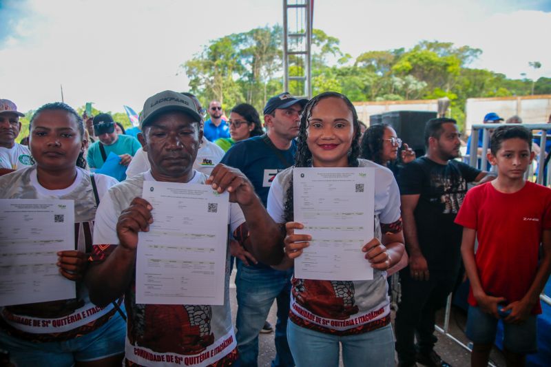 Governador Helder Barbalho Entrega de CAF para os Agricultores da Associação Remanescente de Quilombolas da Nova Aliança da Boa Vista <div class='credito_fotos'>Foto: Marco Santos / Ag. Pará &nbsp;&nbsp;|&nbsp;&nbsp; <a href='/midias/2024/originais/20299_324c1595-9fc5-243f-0d3d-72c9c8f52429.jpg' download><i class='fa-solid fa-download'></i> Download</a></div>