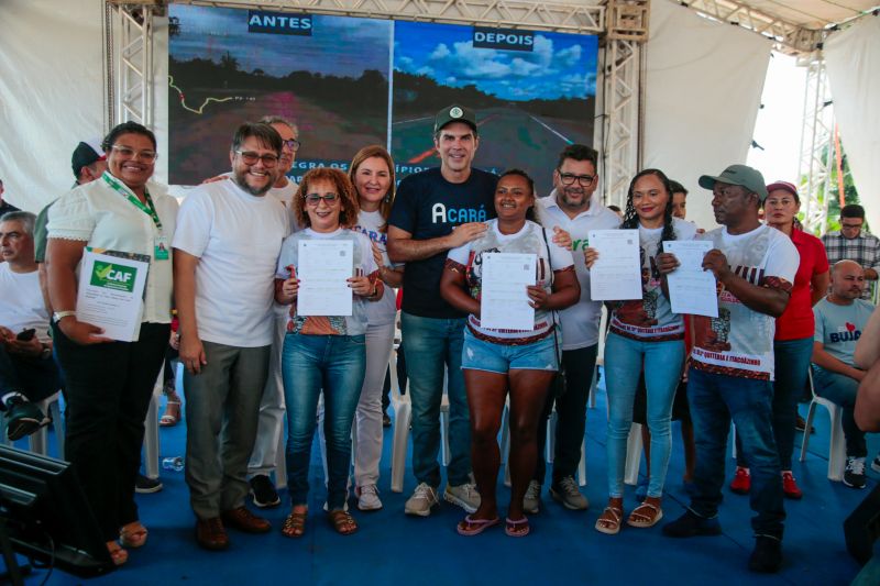 Governador Helder Barbalho Entrega de CAF para os Agricultores da Associação Remanescente de Quilombolas da Nova Aliança da Boa Vista <div class='credito_fotos'>Foto: Marco Santos / Ag. Pará &nbsp;&nbsp;|&nbsp;&nbsp; <a href='/midias/2024/originais/20299_a0400d9c-ac14-704b-996e-041e2348c6ce.jpg' download><i class='fa-solid fa-download'></i> Download</a></div>