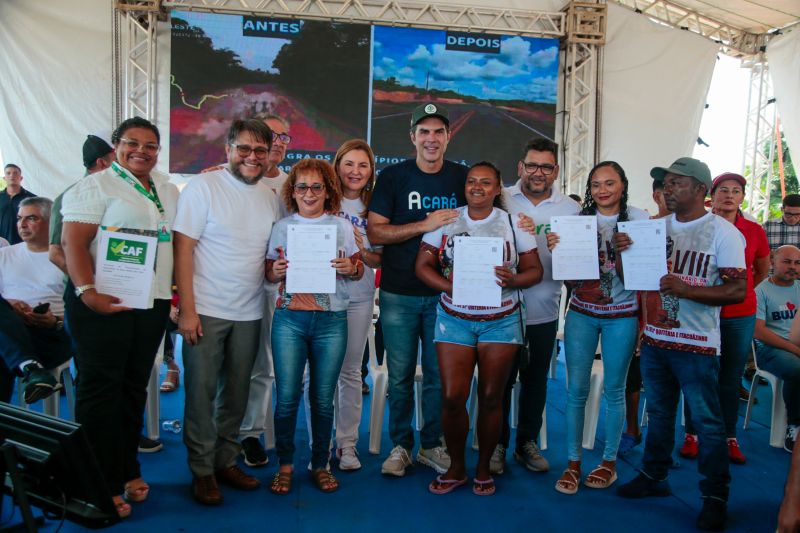 Governador Helder Barbalho Entrega de CAF para os Agricultores da Associação Remanescente de Quilombolas da Nova Aliança da Boa Vista <div class='credito_fotos'>Foto: Marco Santos / Ag. Pará &nbsp;&nbsp;|&nbsp;&nbsp; <a href='/midias/2024/originais/20299_a2bd47cc-2435-e068-9aed-a4418395666f.jpg' download><i class='fa-solid fa-download'></i> Download</a></div>