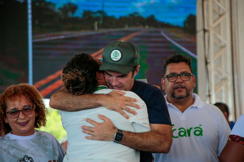 Governador Helder Barbalho Entrega de CAF para os Agricultores da Associação Remanescente de Quilombolas da Nova Aliança da Boa Vista <div class='credito_fotos'>Foto: Marco Santos / Ag. Pará &nbsp;&nbsp;|&nbsp;&nbsp; <a href='/midias/2024/originais/20299_d6178c0b-d646-2115-1e74-06369fc53e82.jpg' download><i class='fa-solid fa-download'></i> Download</a></div>