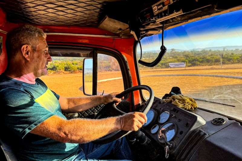 Márcio Fernandes de Sena

Movimentação primeiro dia usuários passando sobre a ponte do rio fresco em São Félix do Xingú

FOTOS: Marco Santos / AGPARÁ <div class='credito_fotos'>Foto: Marco Santos / Ag. Pará &nbsp;&nbsp;|&nbsp;&nbsp; <a href='/midias/2024/originais/20392_070ba853-ccf9-f3ad-ad8d-af8dcb2b374b.jpg' download><i class='fa-solid fa-download'></i> Download</a></div>