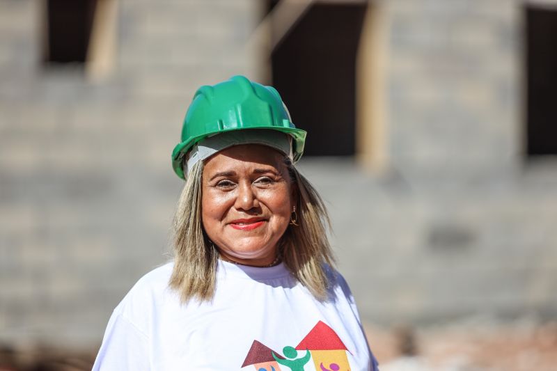 Rozineide Miranda, conhecida como Dinha, presidente da associação dos moradores que receberão as unidades habitacionais <div class='credito_fotos'>Foto: Marcelo Lelis / Ag. Pará &nbsp;&nbsp;|&nbsp;&nbsp; <a href='/midias/2024/originais/20586_c9257ad3-a2b0-36f0-701b-19b4ec3a9cac.jpg' download><i class='fa-solid fa-download'></i> Download</a></div>