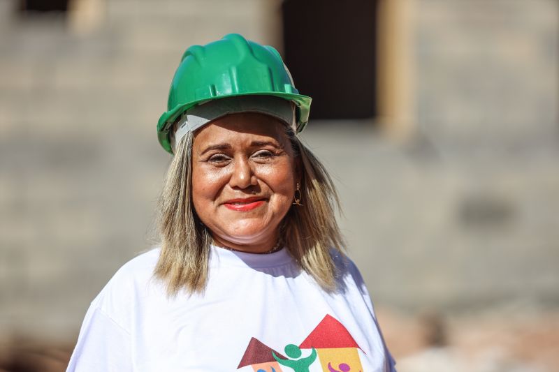 Rozineide Miranda, conhecida como Dinha, presidente da associação dos moradores que receberão as unidades habitacionais <div class='credito_fotos'>Foto: Marcelo Lelis / Ag. Pará &nbsp;&nbsp;|&nbsp;&nbsp; <a href='/midias/2024/originais/20586_d7da6f16-3188-6a32-fcfb-91fc154780b7.jpg' download><i class='fa-solid fa-download'></i> Download</a></div>