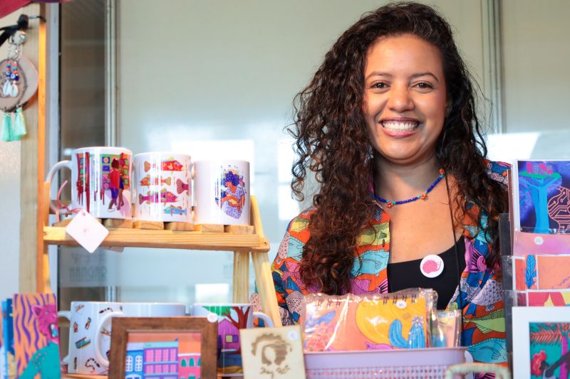 Thay Petit, ilustrações em objetos <div class='credito_fotos'>Foto: Pedro Guerreiro / Ag. Pará &nbsp;&nbsp;|&nbsp;&nbsp; <a href='/midias/2024/originais/20679_24d4e2fe-931b-c24d-1bfc-c02bfe526c33.jpg' download><i class='fa-solid fa-download'></i> Download</a></div>