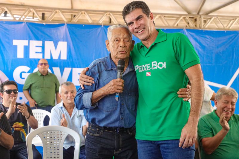 Governador Helder Barbalho e o sr João Bentes, morador mais antigo da Vila de  Tauarizinho