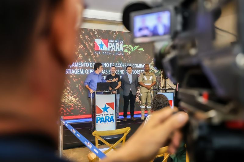 Coletiva de imprensa plano de ações contra estiagem e queimadas

fotos Marco Santos Ag Pará <div class='credito_fotos'>Foto: Marco Santos / Ag. Pará &nbsp;&nbsp;|&nbsp;&nbsp; <a href='/midias/2024/originais/20899_4f8a9b87-c168-f8fc-b7aa-b67d52658d49.jpg' download><i class='fa-solid fa-download'></i> Download</a></div>