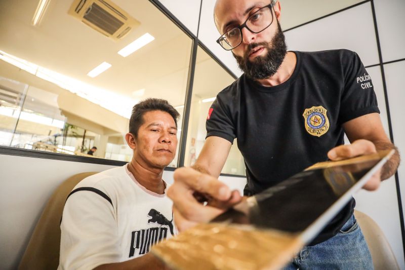 Rosemiro João Imbiriba Cardoso, pintor <div class='credito_fotos'>Foto: Marcelo Lelis / Ag. Pará &nbsp;&nbsp;|&nbsp;&nbsp; <a href='/midias/2024/originais/21157_13b3e7b5-c0a1-fd92-a39d-ee5b9f08d743.jpg' download><i class='fa-solid fa-download'></i> Download</a></div>