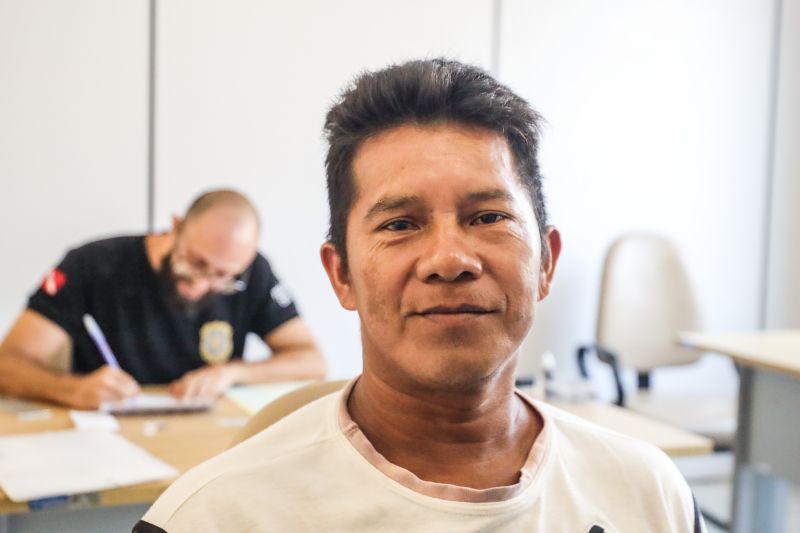 Rosemiro João Imbiriba Cardoso, pintor <div class='credito_fotos'>Foto: Marcelo Lelis / Ag. Pará &nbsp;&nbsp;|&nbsp;&nbsp; <a href='/midias/2024/originais/21157_e6645ece-f299-73d1-2bb2-4bea02b14b1f.jpg' download><i class='fa-solid fa-download'></i> Download</a></div>