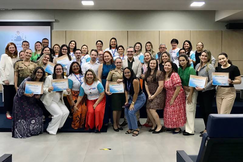 Todos os representantes dos hospitais e serviços que receberam as certificações.