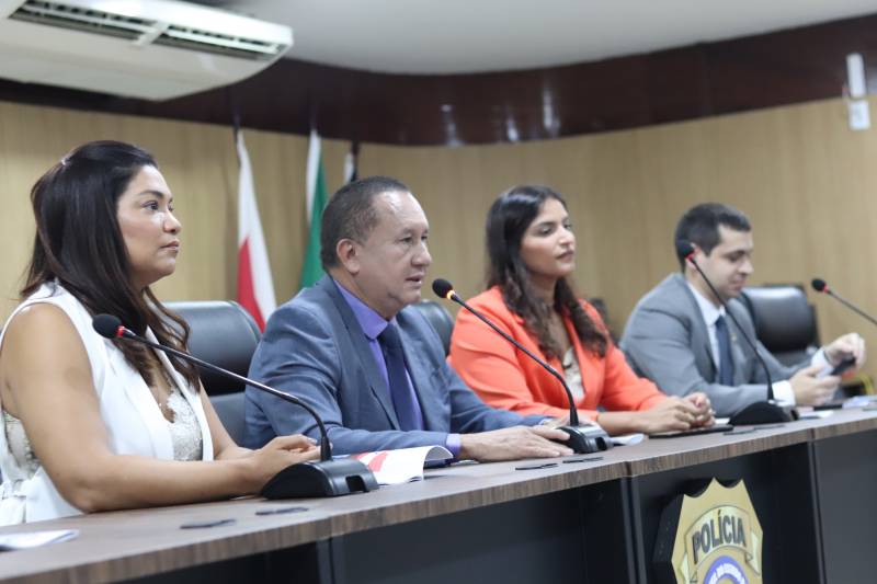 Delegado-geral, Walter Resente, acompanhado da equipe de gestão da PC e Governo do Estado.