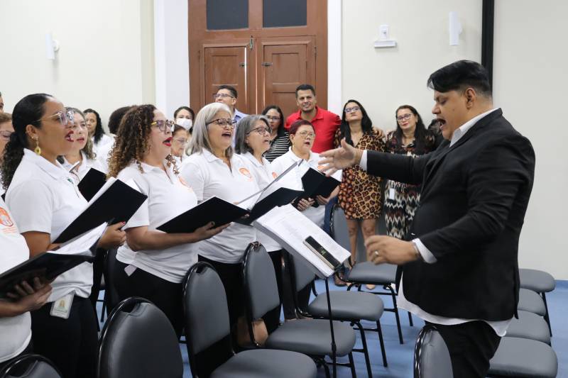 o coral saúde e vida emocionou os servidores presentes