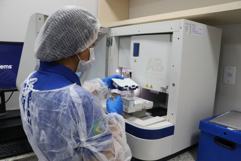 Perita criminal Elzemar Rodrigues no laboratório de genética forense