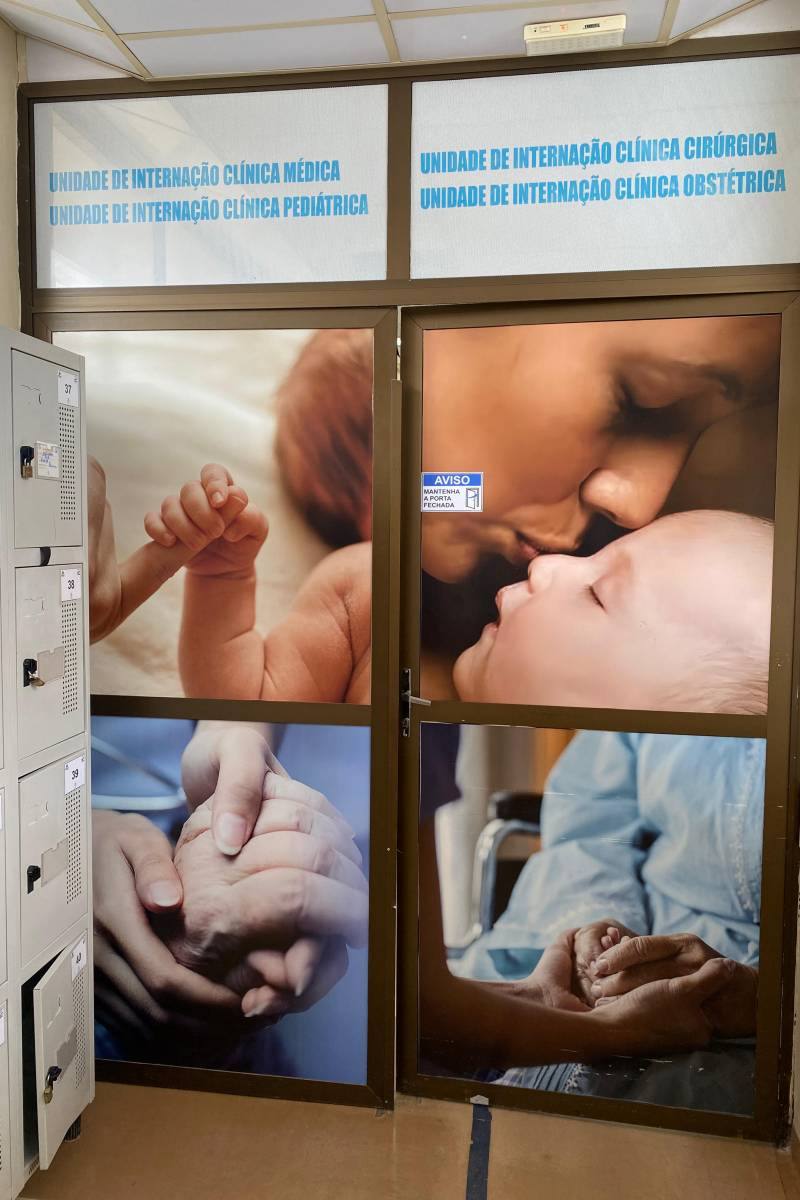 Plotagem de novos adesivos informativos na unidade hospitalar.