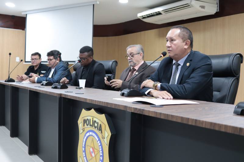 o delegado-geral, Walter Resende.